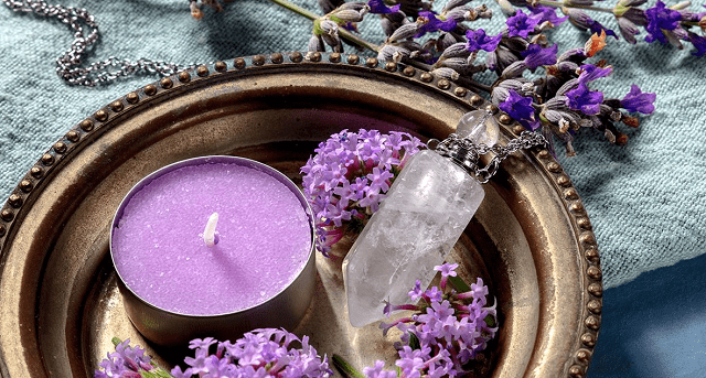 ritual con velas moradas y cuarso