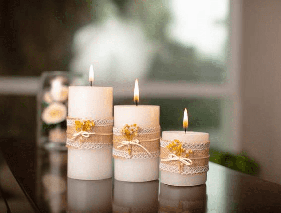 mesa con velas decoradas