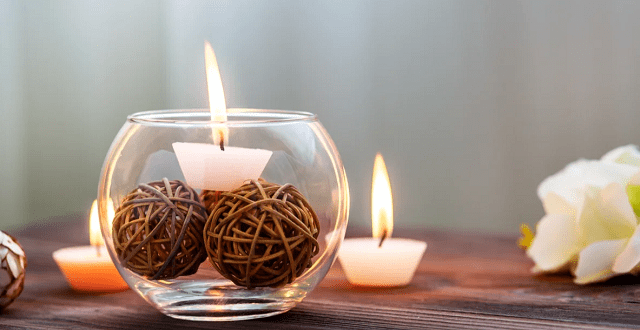 velas de decoración en una mesa