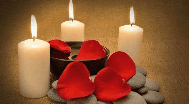 rituales con velas y pétalos