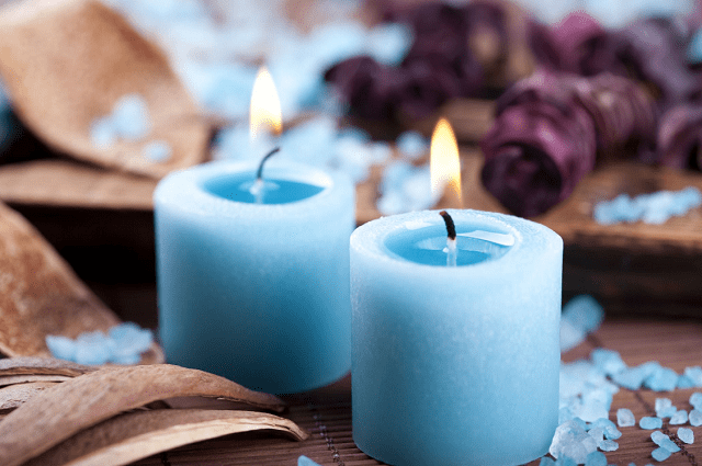 ritual con velas azul celeste y piedras