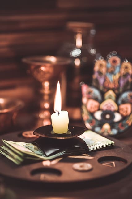 ritual con una vela y dinero