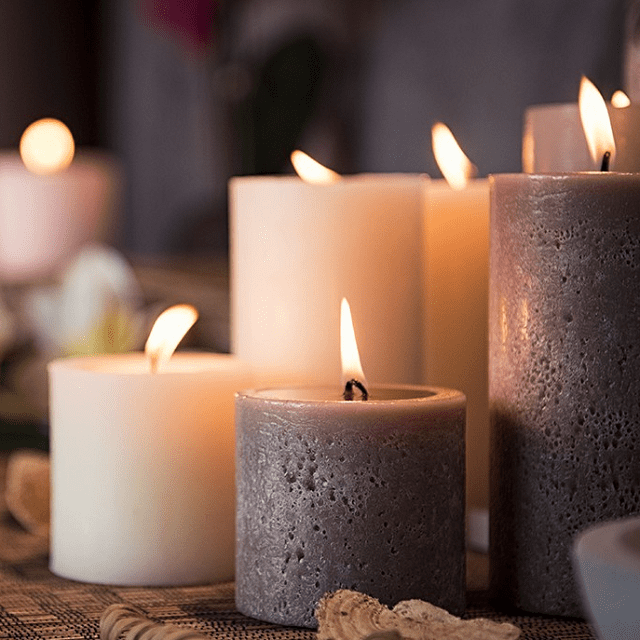 velas blancas y grises de decoración