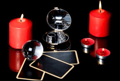 ritual con velas rojas y cartas