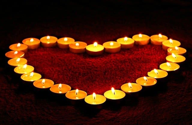 corazon con velas encendidas